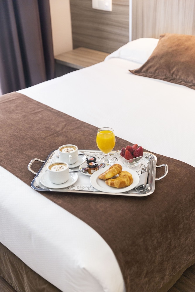 Hotel Aa Serrano By Silken 45/52