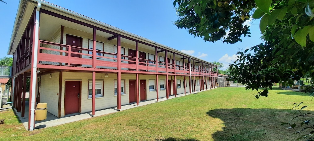 Village Hotel 5/33