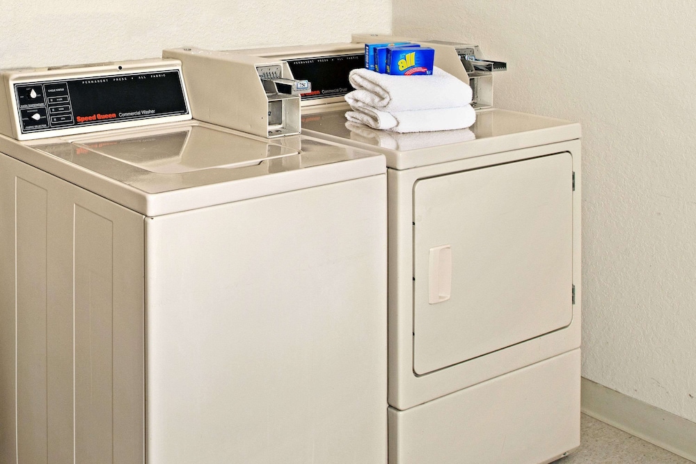 Super 8 by Wyndham Omaha Eppley Airport/Carter Lake 10/16
