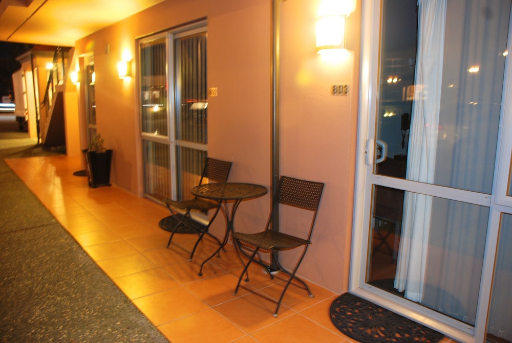 166 Majestic Court Motel 7/48