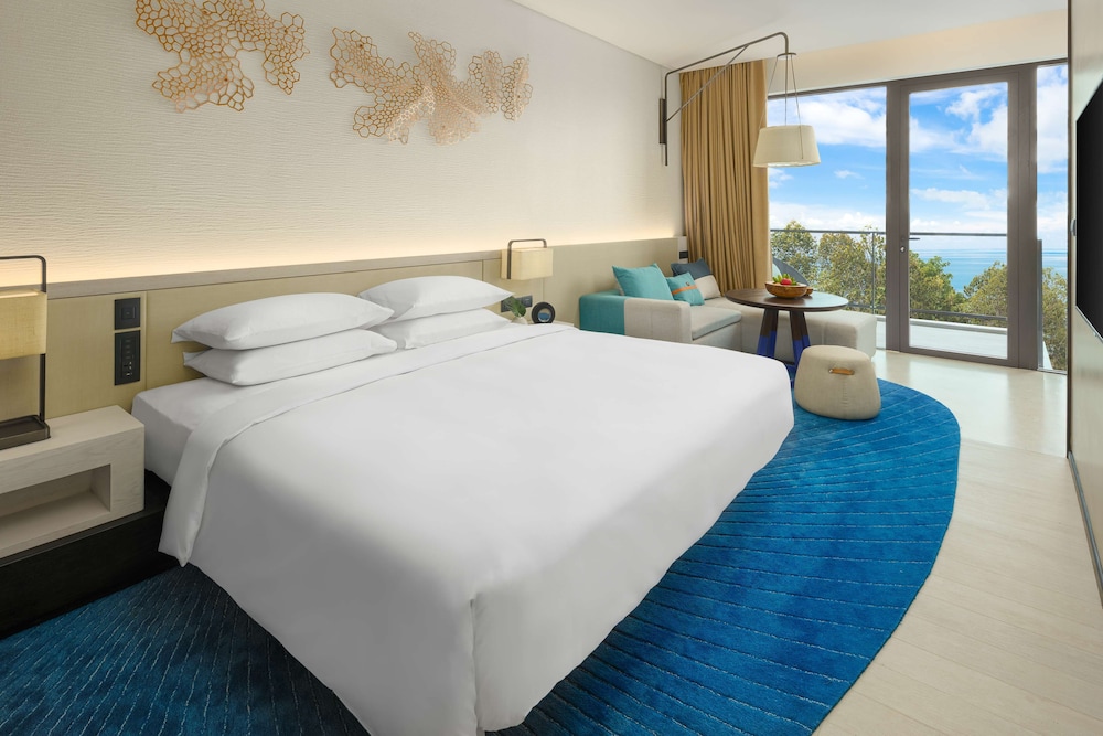 ROOM, KING BED, PARTIAL OCEAN VIEW