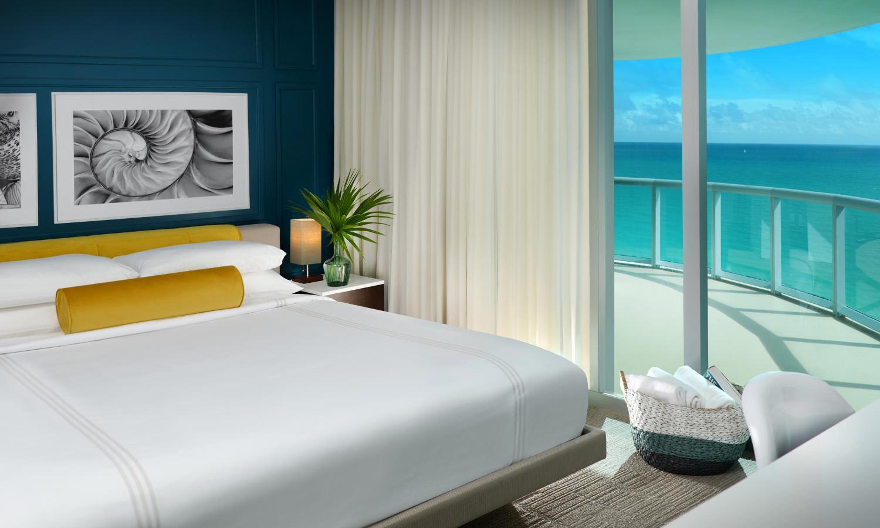1 Bedroom, Suite, King Bed, Ocean Front, Sofa