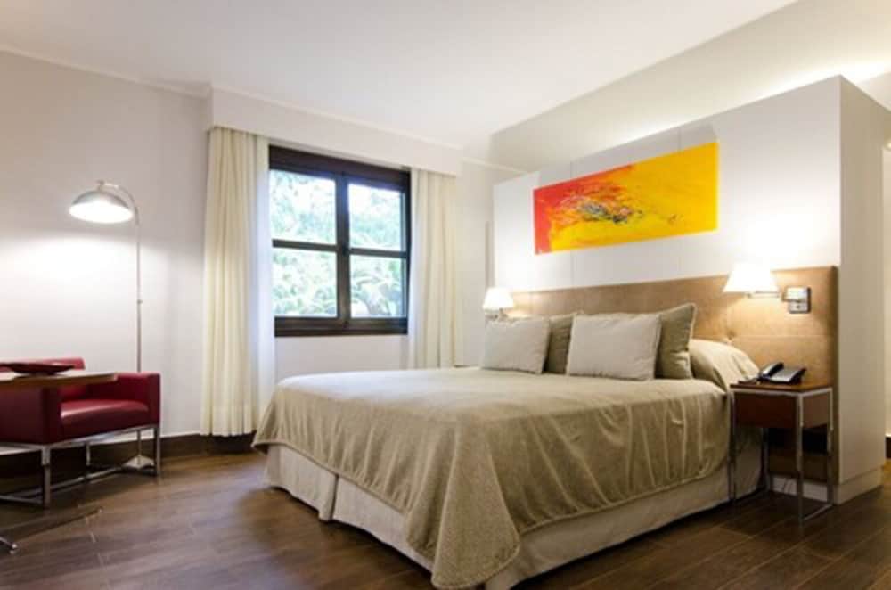 DELUXE, DOUBLE OR TWIN BED
