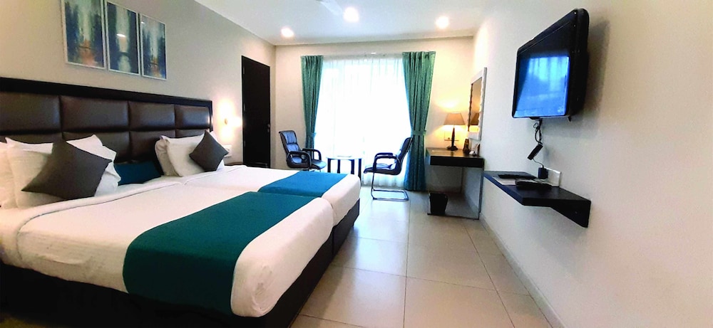 DELUXE, KING BED