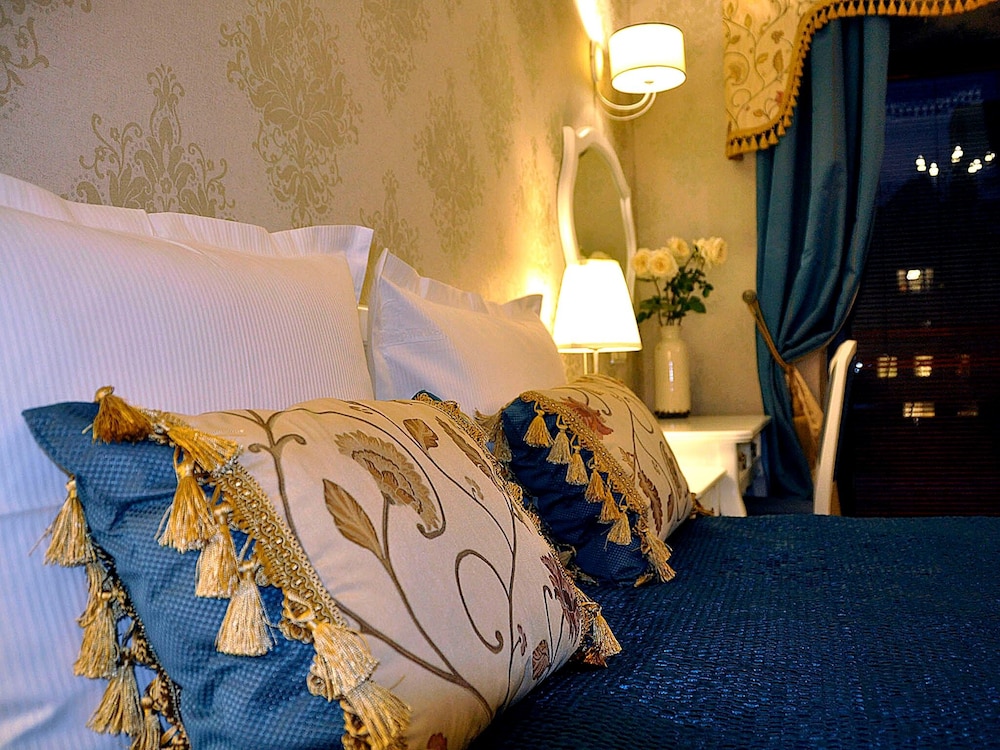 Sleepwalker Boutique Suites 74/79