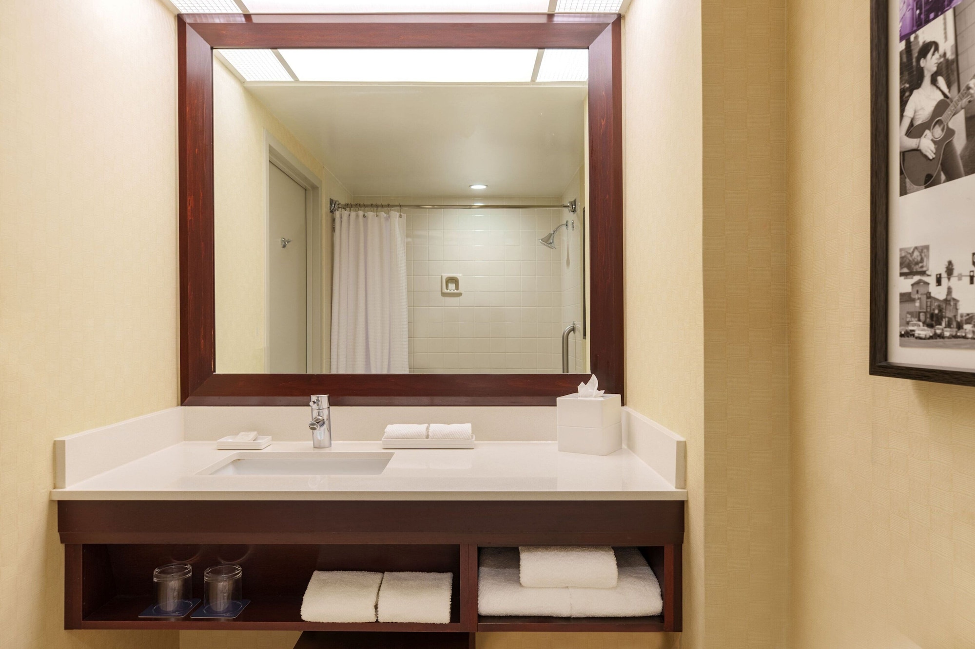 جناح تنفيذي بسرير كينج مع أريكة، Renaissance Los Angeles Airport Hotel 2/2