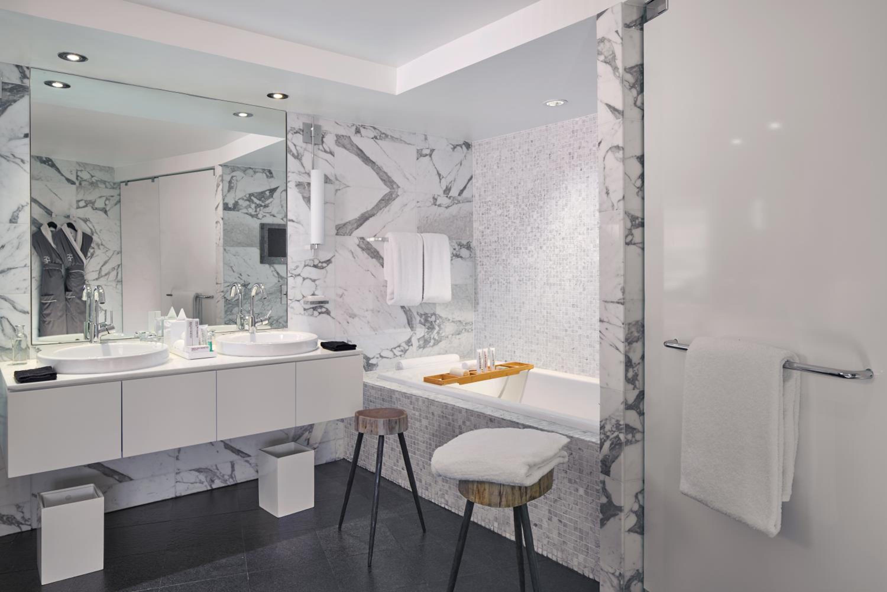 Signature, Suite, Dupont Circle Hotel 3/3