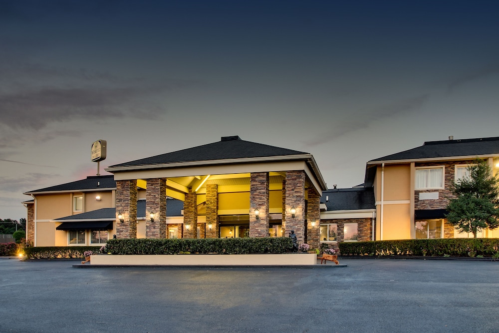 Greenfield Inn and Suites Elizabethtown KY I65 Exit 94 4/62