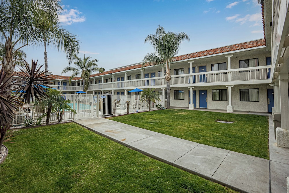 Motel6 Carlsbad, CA Beach 40/50