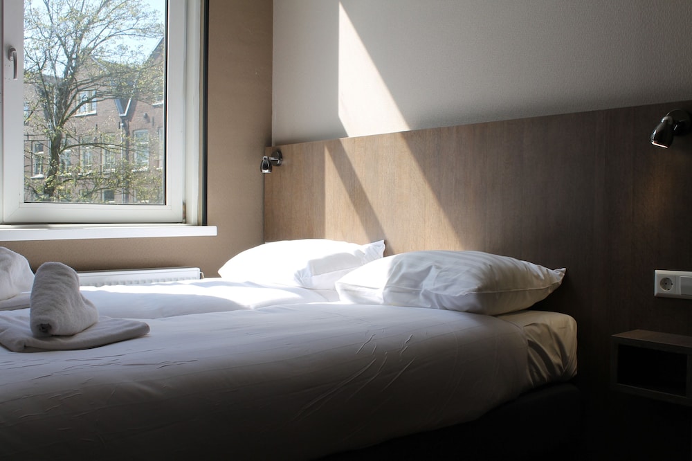 Aston City Hotel 7/45