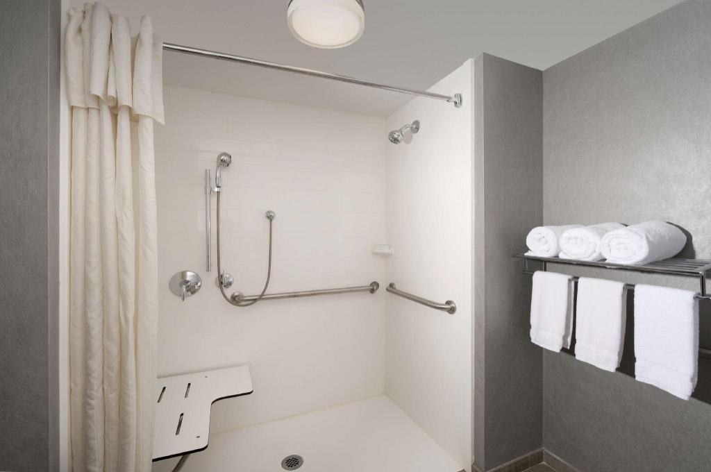 جناح بسريرين كوين مع أريكة لذوي الإعاقة، HOMEWOOD SUITES BY HILTON GAITHERSBURG/ WASHINGTON, DC NORTH 6/7