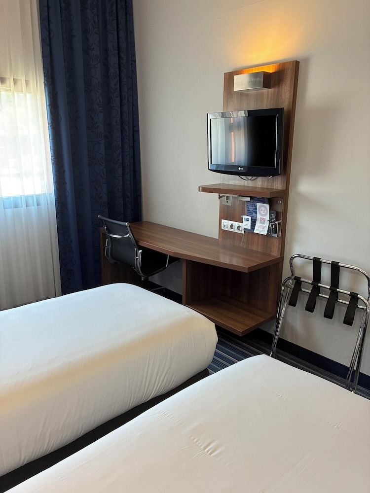 Holiday Inn Express Marseille Airport (ex Kyriad Marseille Provence Airport) 20/35