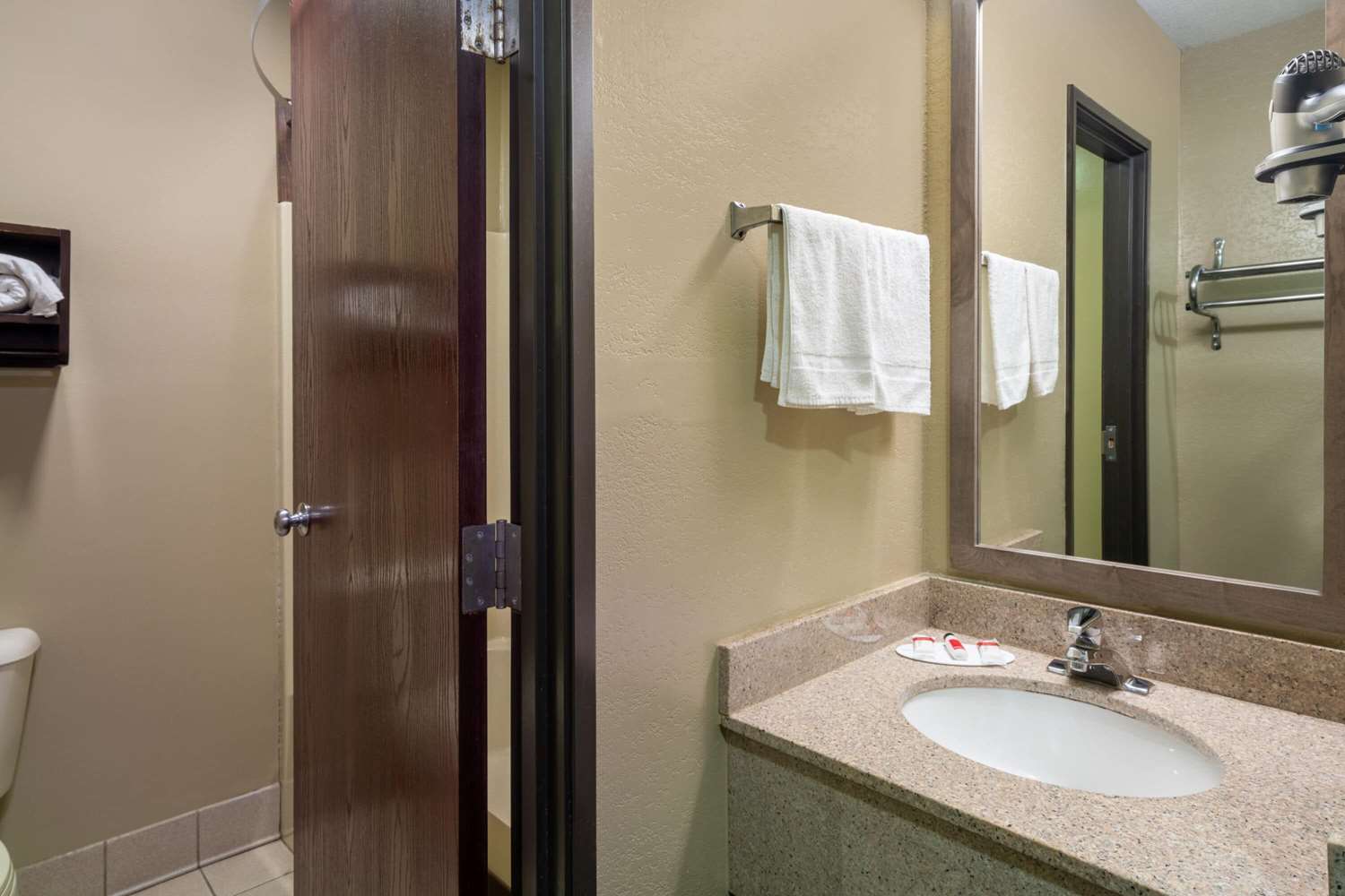 Super 8 by Wyndham Shepherdsville / Louisville South I65 26/32