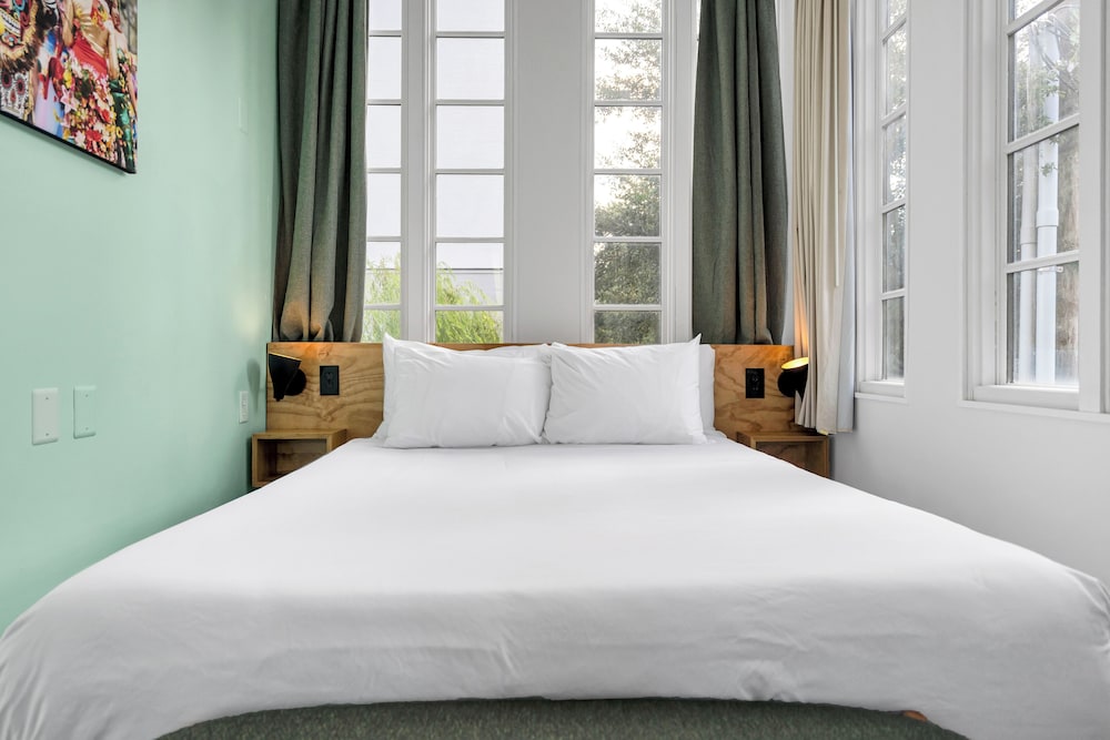 SIGNATURE, 2 QUEEN BEDS