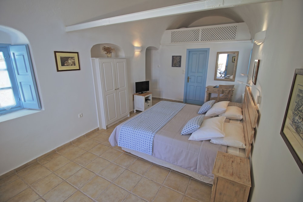 STUDIO, TWIN BEDS