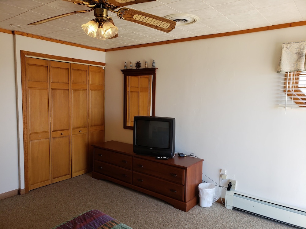 Algoma Beach Motel 29/35