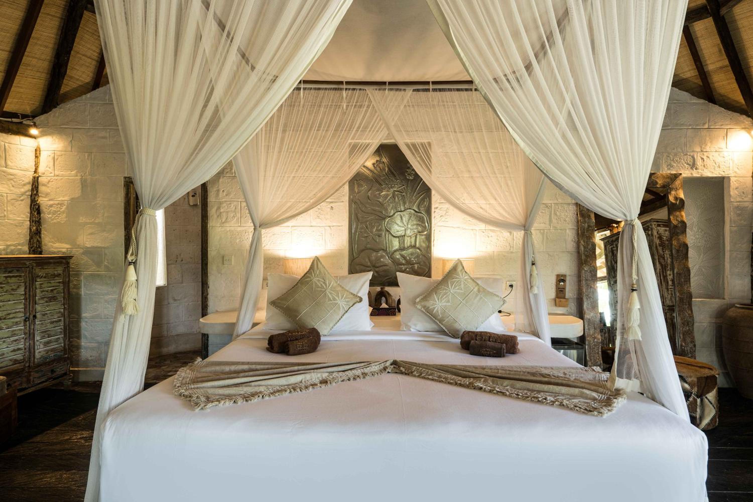 Room, Pool Side