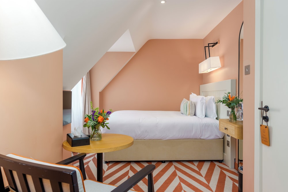 غرفة بسرير كينج وسريرين منفصلين، The Relais Cooden Beach 2/3