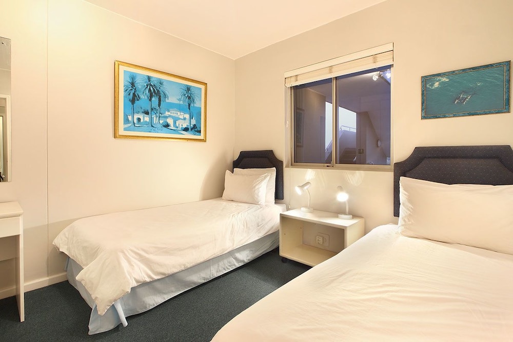 Dolphin Beach Hotel 16/76