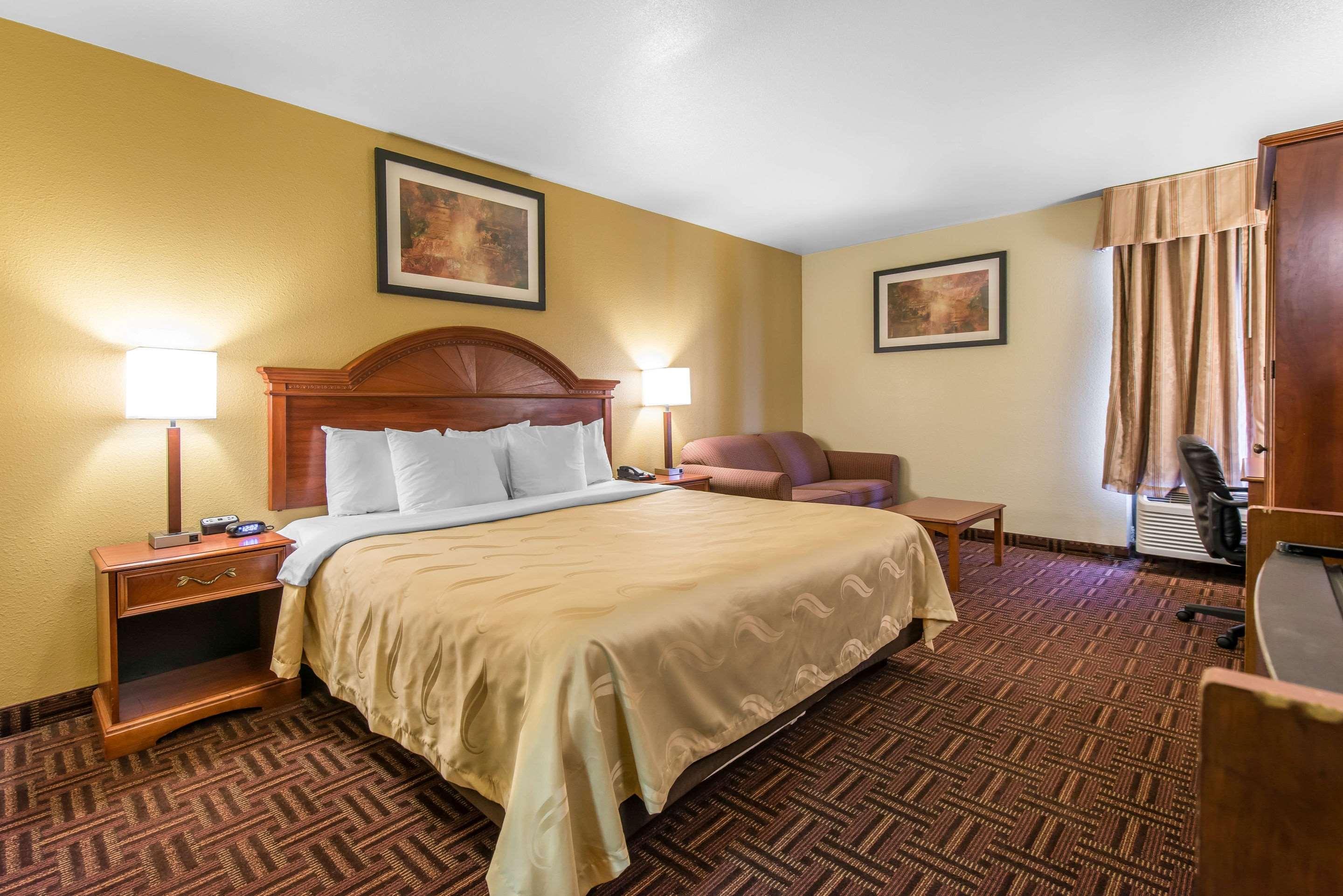 ROOM, KING BED