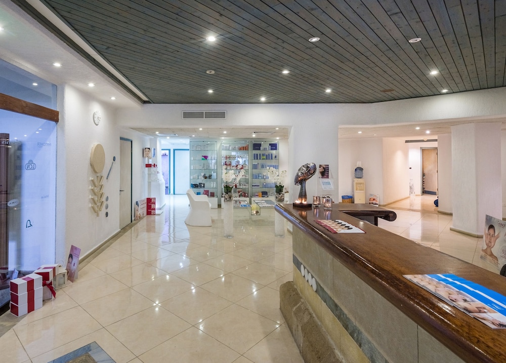 Coral Beach Hotel and Resort 17/95