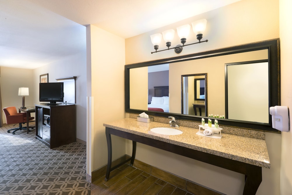 Holiday Inn Express Show Low 9/47