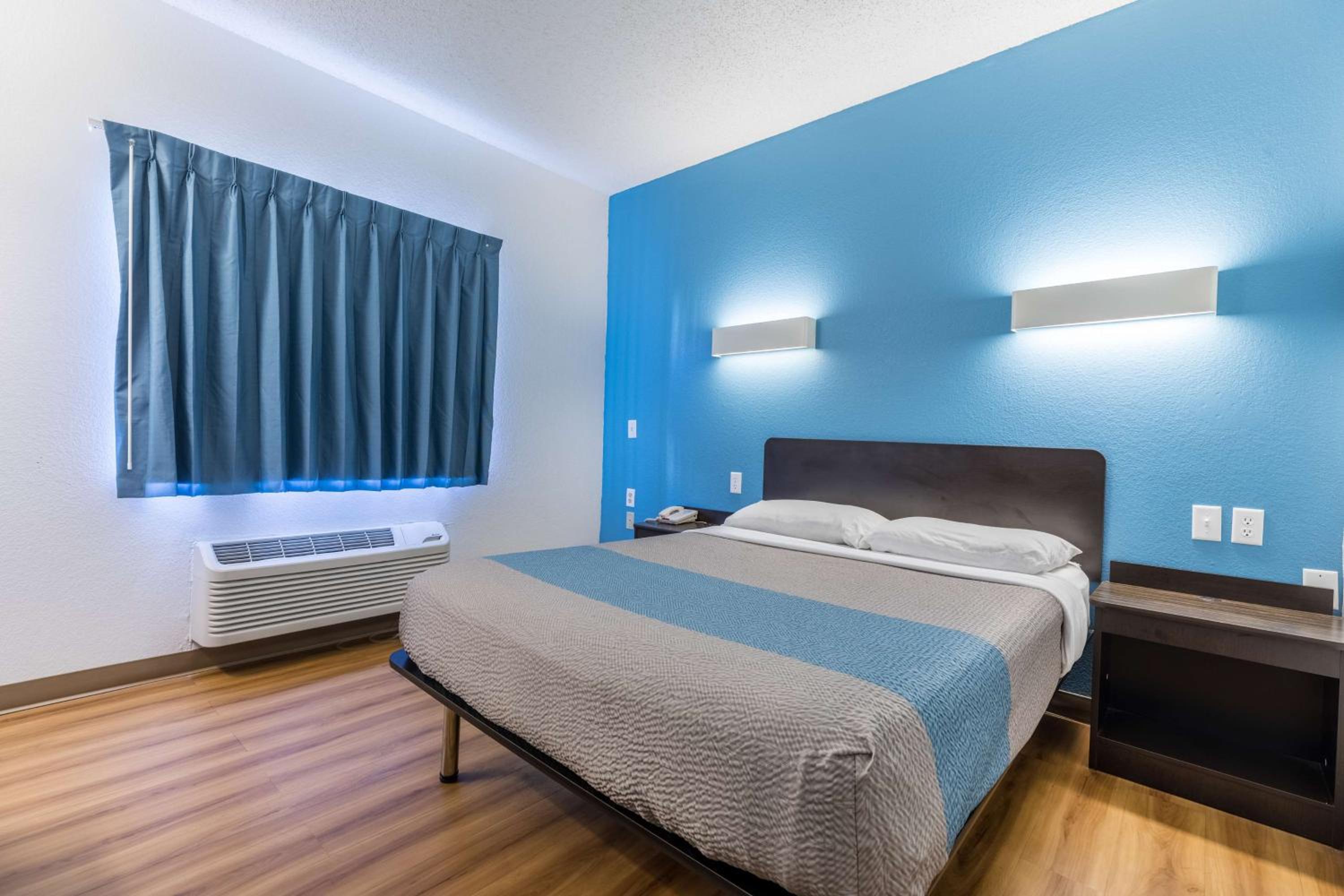 ROOM, KING BED, ACCESSIBLE