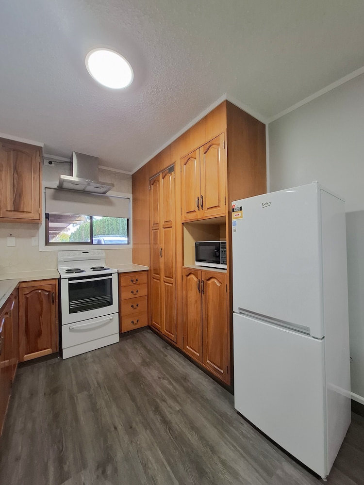 Beetham Park Motel 6/54