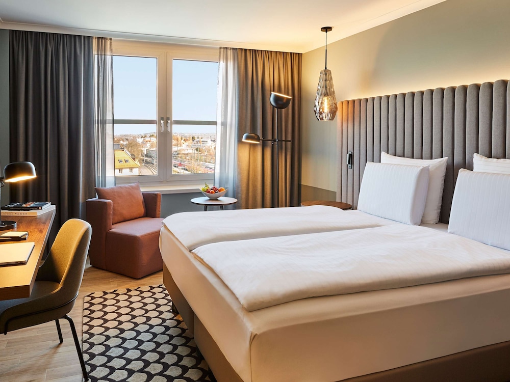 DELUXE, KING BED