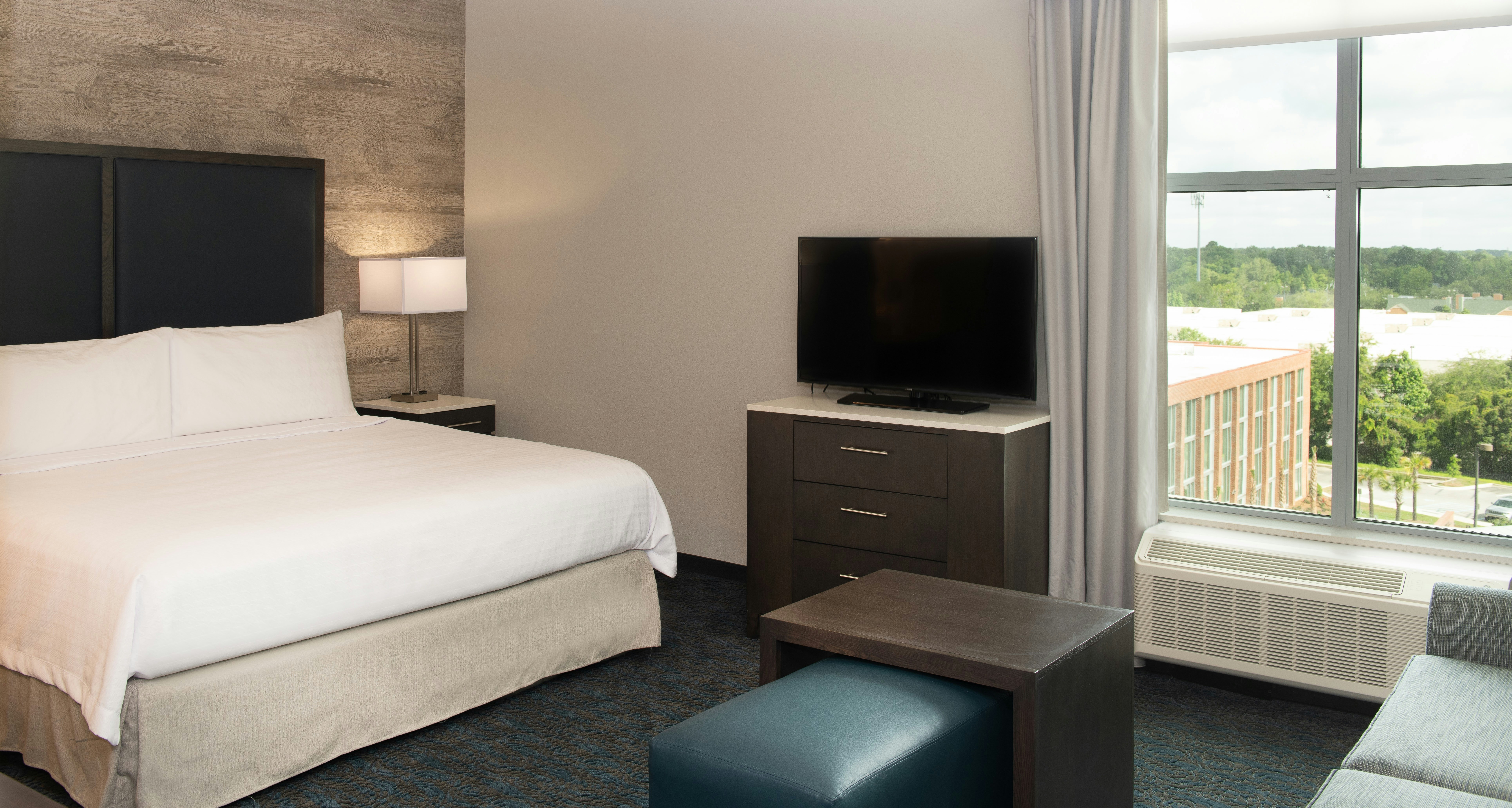 STUDIO, SUITE, KING BED