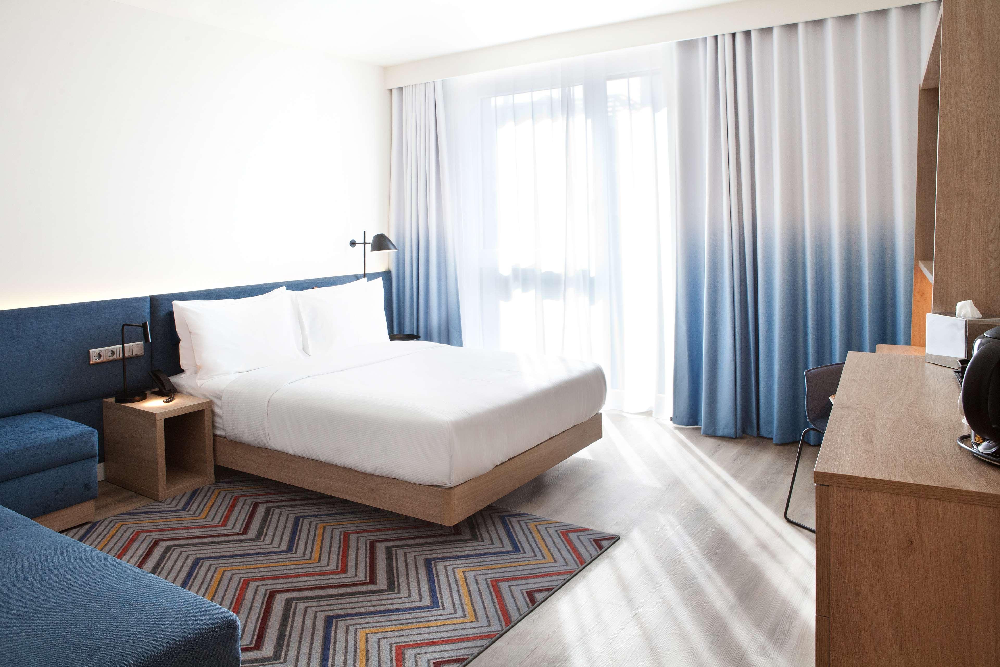 ROOM, QUEEN BED, CITY VIEW, SOFA