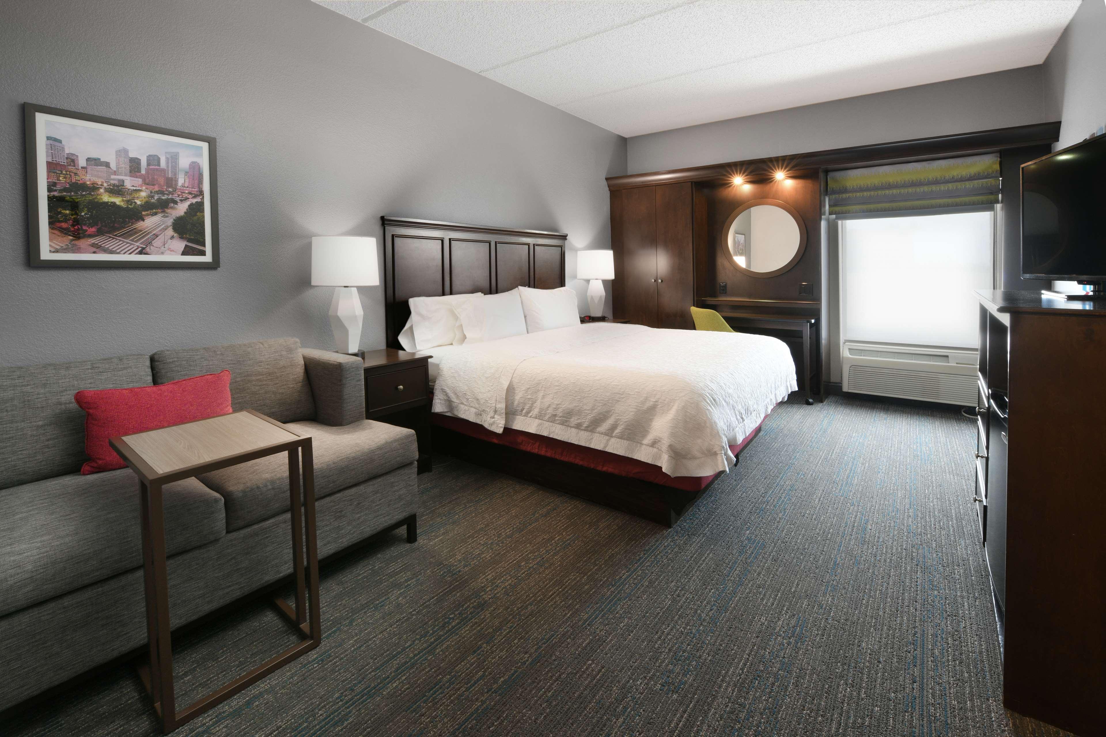1 BEDROOM, SUITE, KING BED, KITCHENETTE