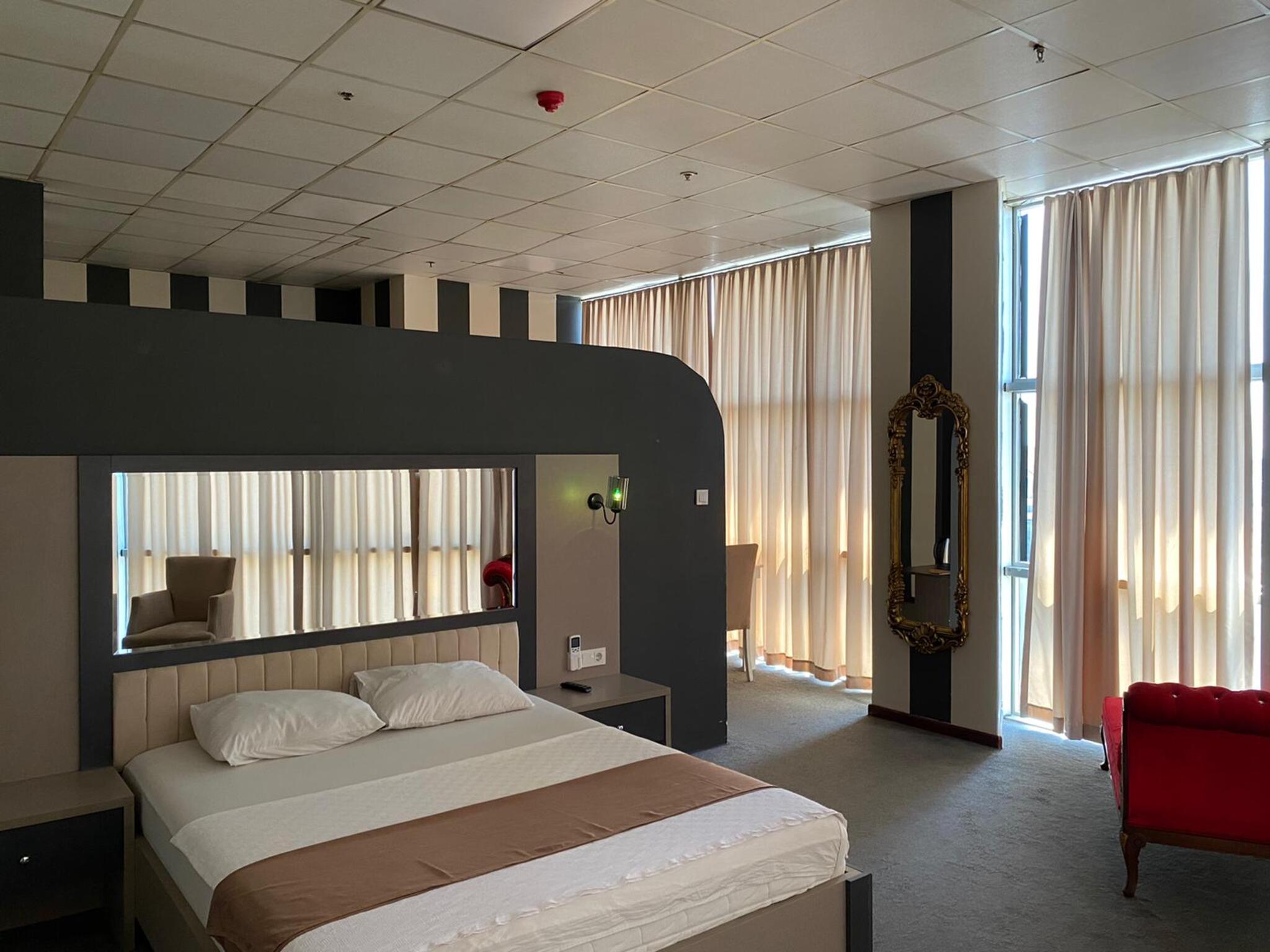 216 Palace Suite 7/19