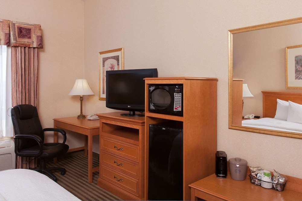 Hampton Inn Suites Addison 51/58