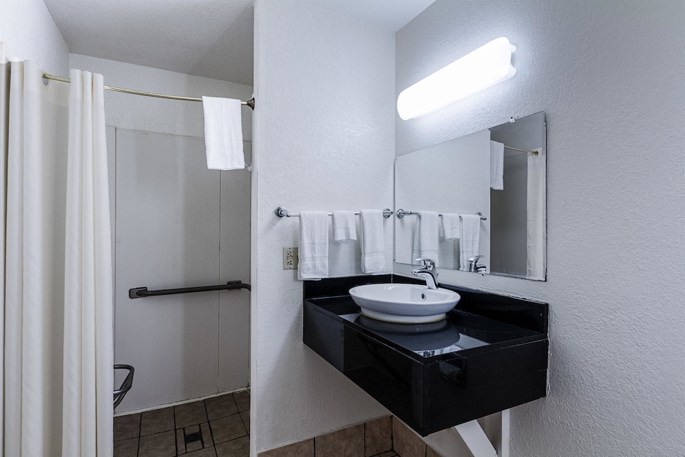 Motel6 Oshkosh, WI 24/67