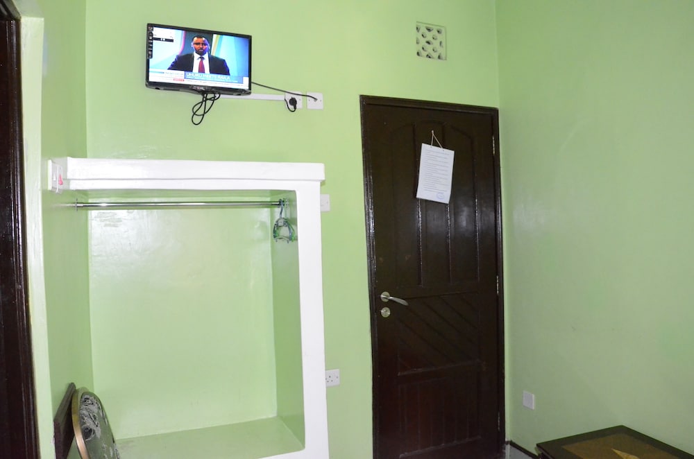 Sir Kanja's Hotel 22/24