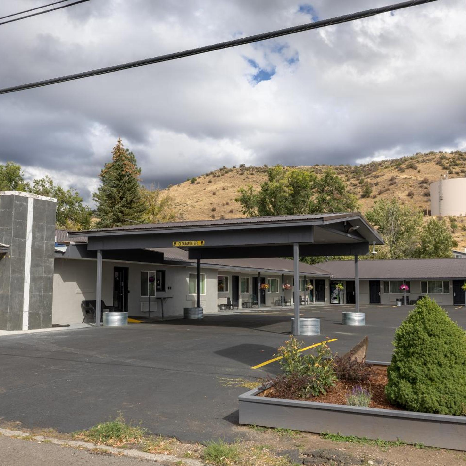Oregon Trail Inn and Suites 6/50