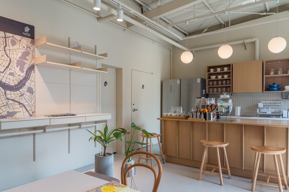 Upflo Hostel 8/60