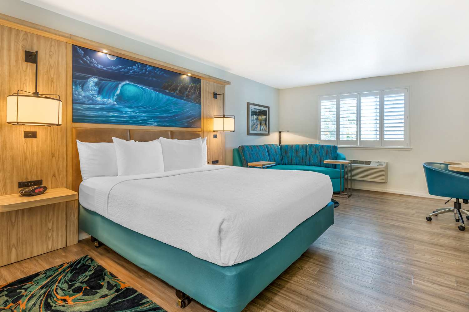 Suite, 1 King and 2 Queen Beds, Sofa