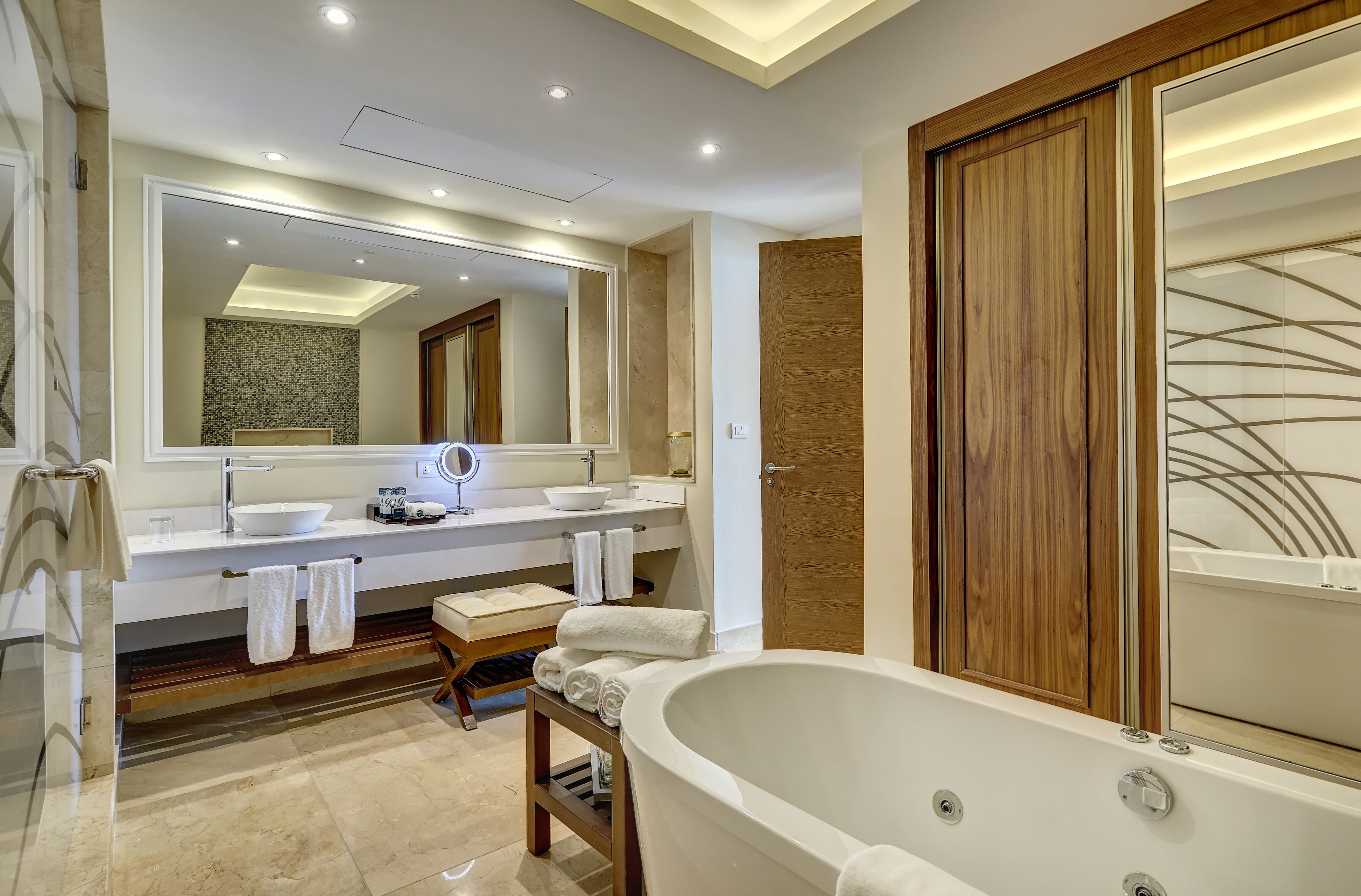 2 Bedrooms, Diamond Club, Chairman, Luxury, Suite, Ocean Front