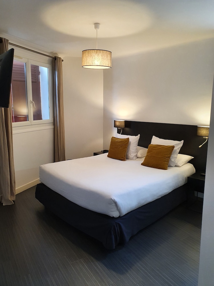 Suite, 1 Queen and 1 Single Bed