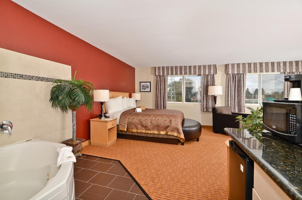 Clackamas Inn Suites 18/42