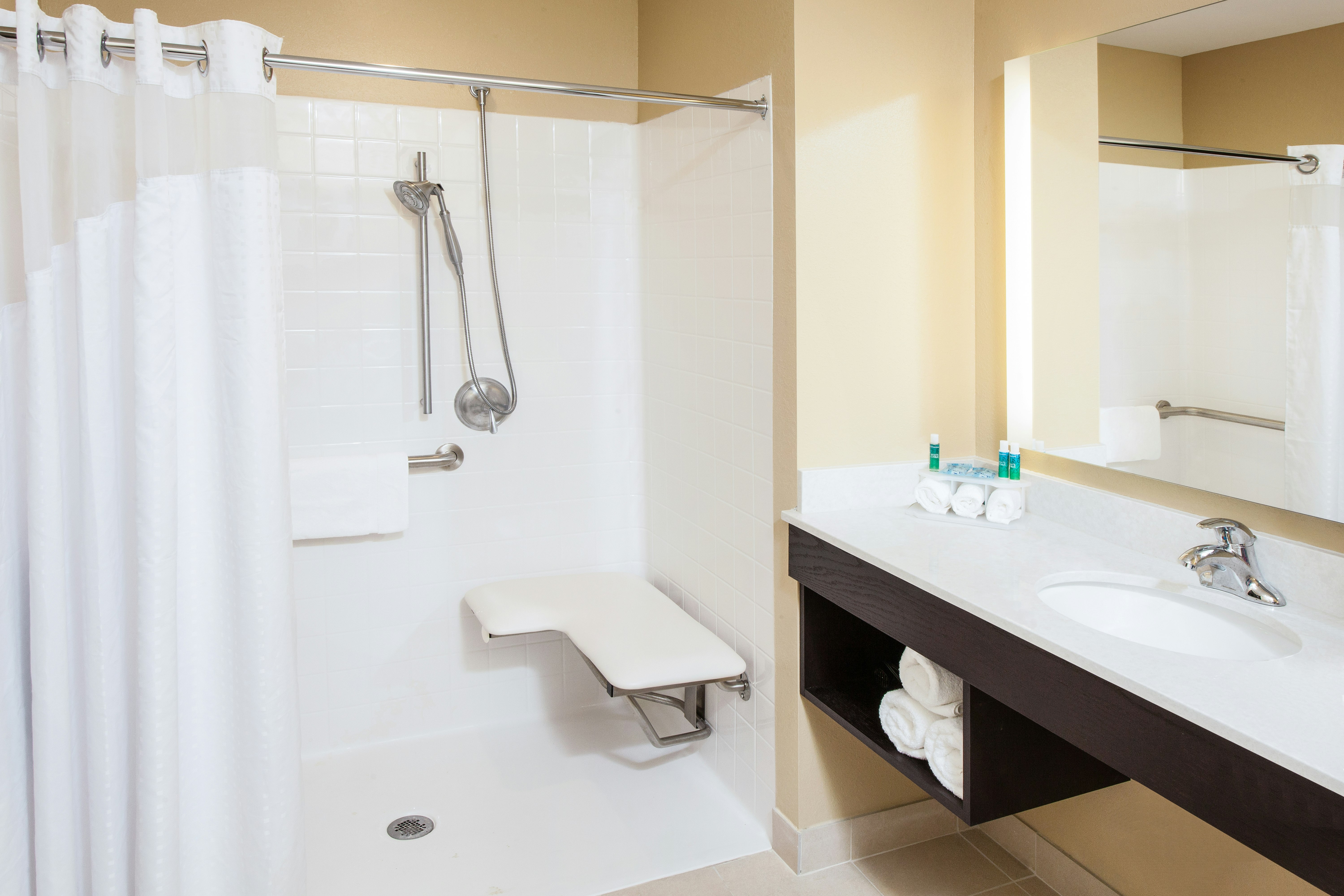 Holiday Inn Express Suites Sandusky 40/42
