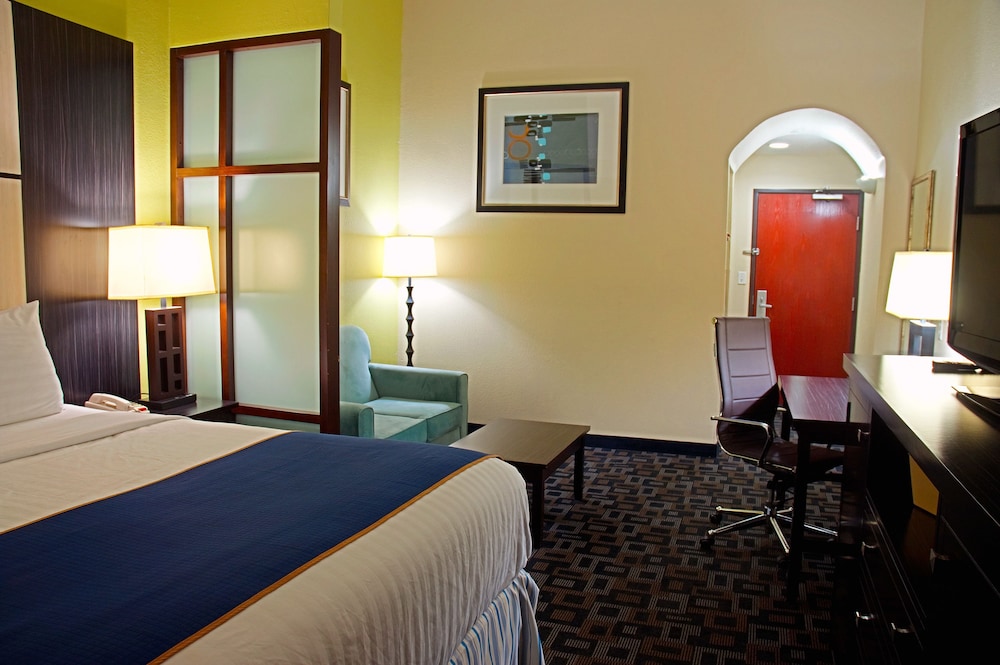 Super 8 by Wyndham Irving/DFW Apt/North 17/25