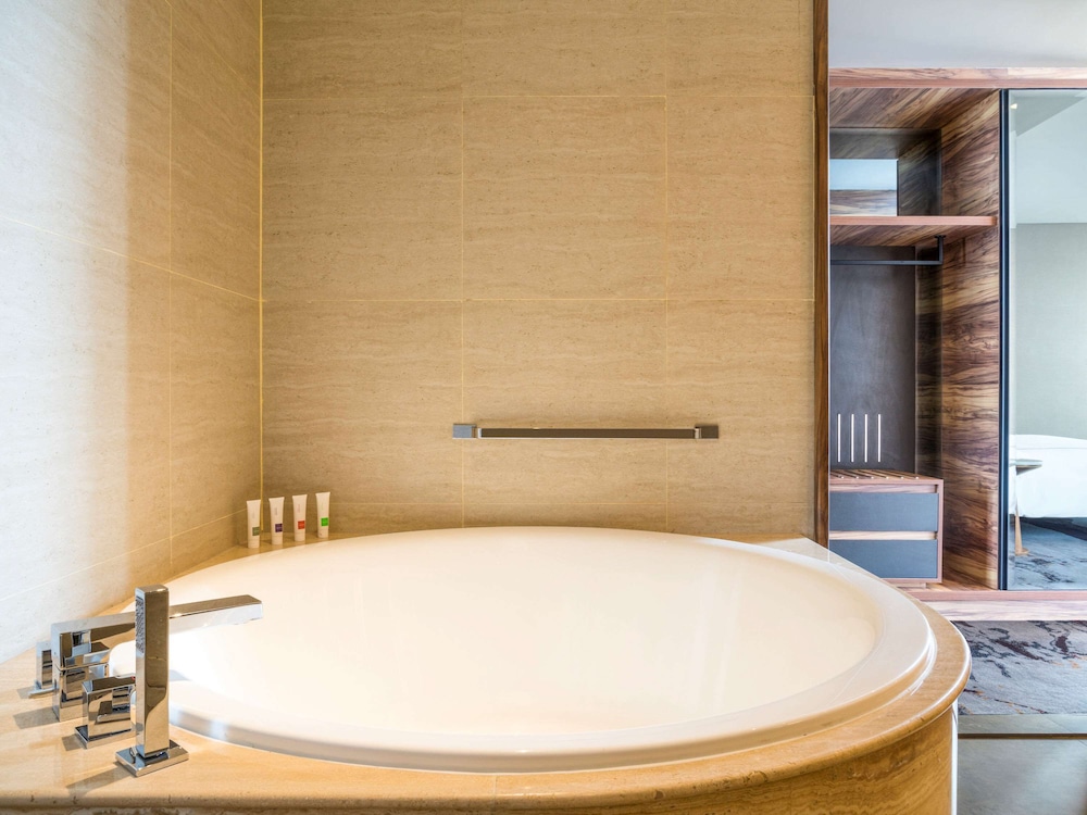 Swissotel Jakarta PIK Avenue 30/75