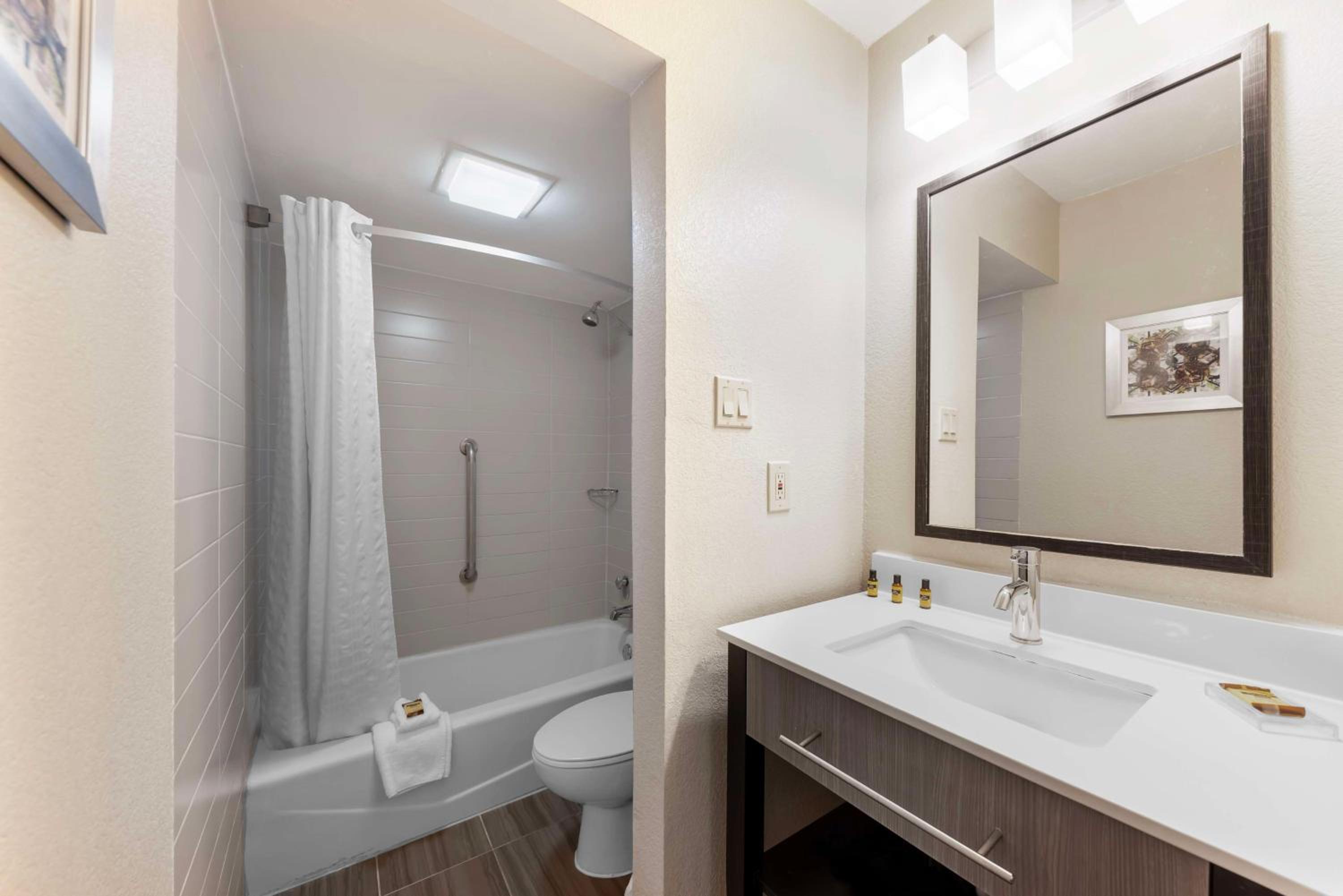 غرفة ديلوكس بسرير كينج، Best Western Plus Austin Central 5/6