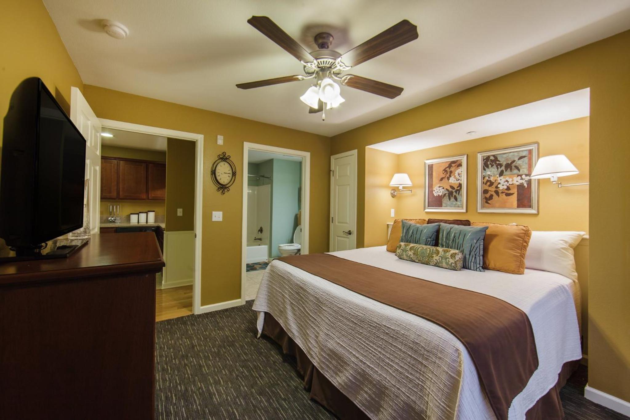 1 Bedroom, Villa, King Bed, Sofa, Holiday Inn Club Vacations Holiday Hills Resort at Branson 2/3