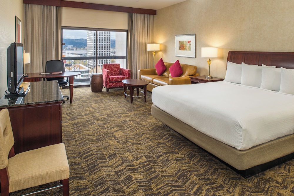 Suite, King Bed, Accessible