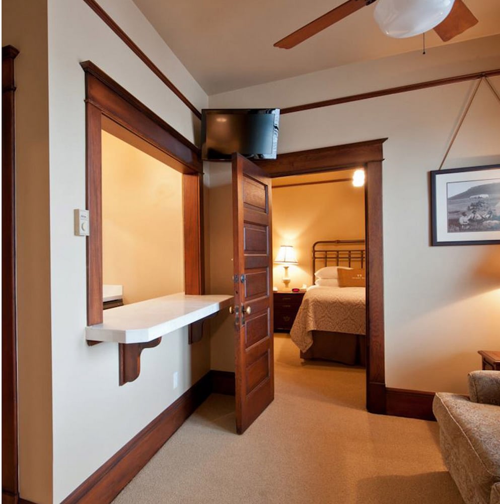 Sacajawea Hotel 8/50