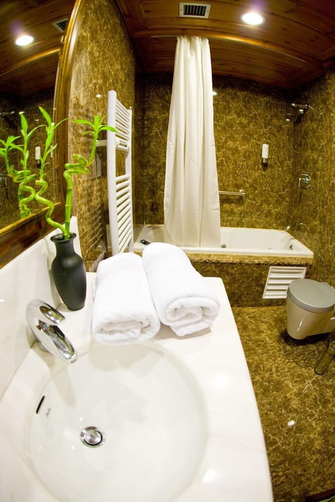 Kyveli Suites 48/50